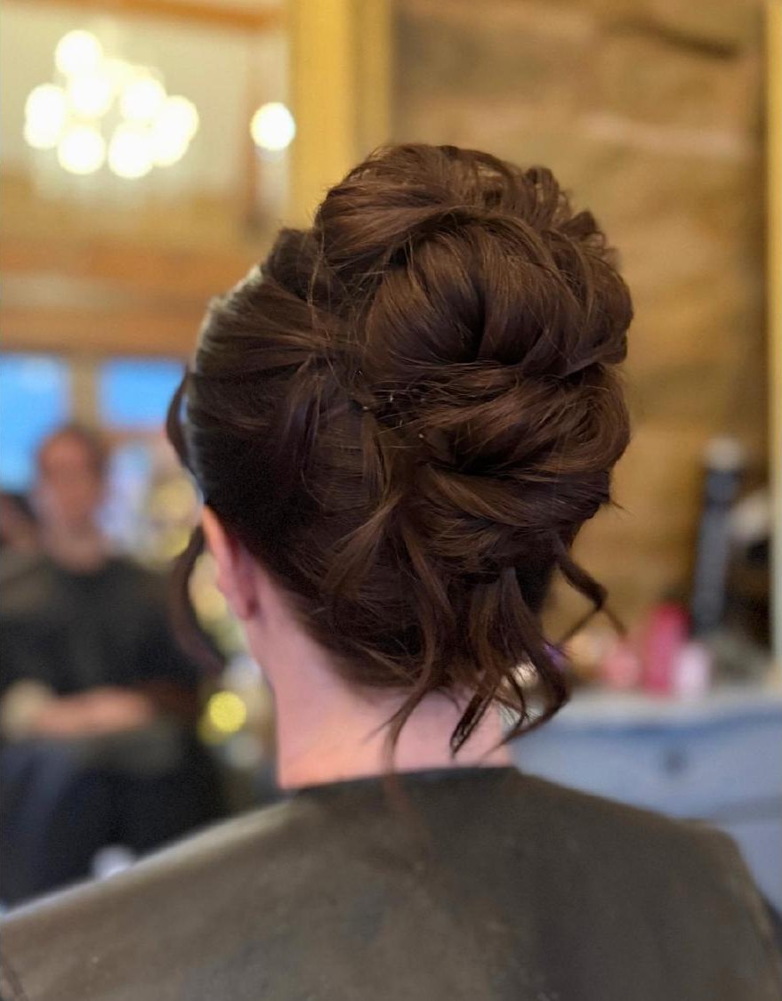 Brunette occasion upstyle